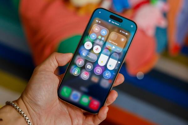 Ghét Hiệu Ứng "Thủy Tinh Lỏng" trên iOS 26? Đây là Cách Tùy Chỉnh để Làm Dịu Mắt!